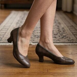 Thierry Rabotin Chocolate Pumps NWOB 😍